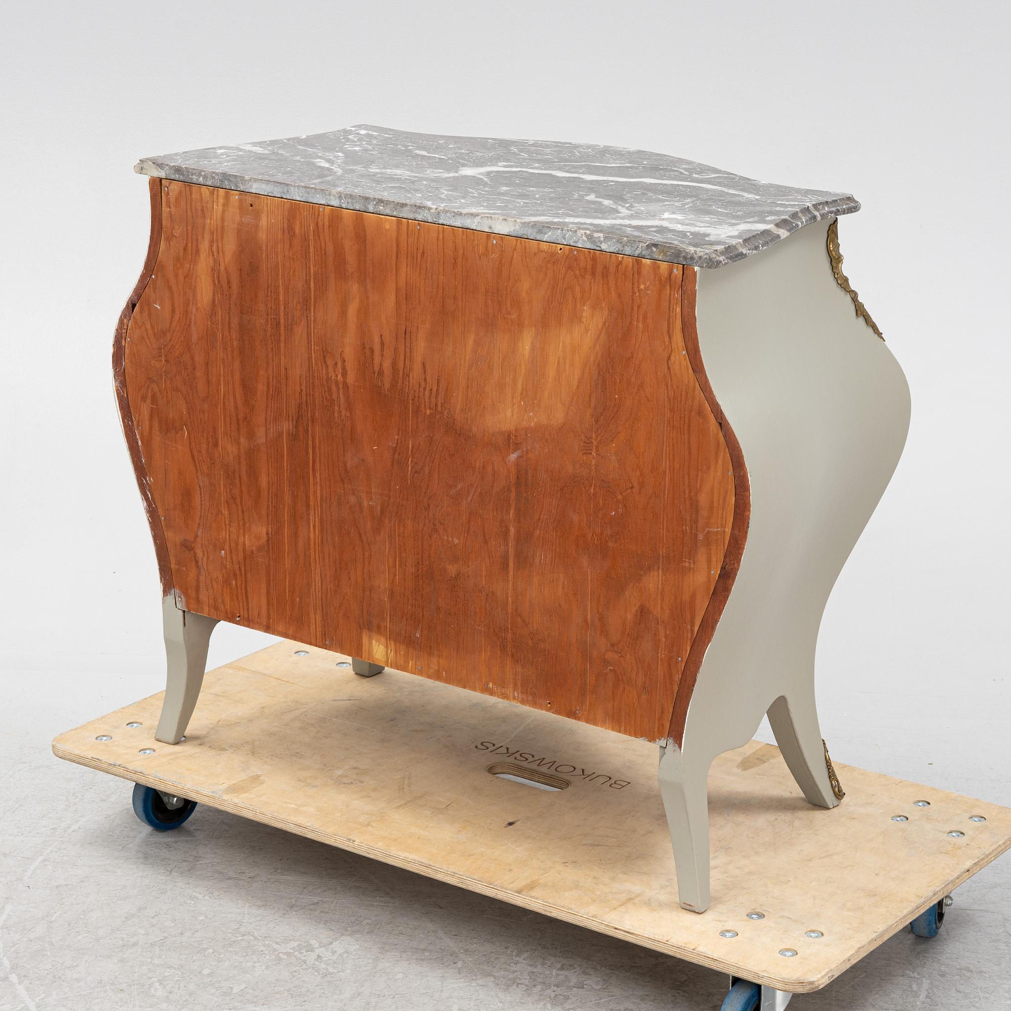 A painted rococo style chest of drawers, with av marble top, 20th Century.