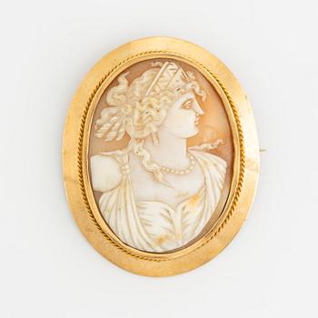 Gold and shell cameo brooch.