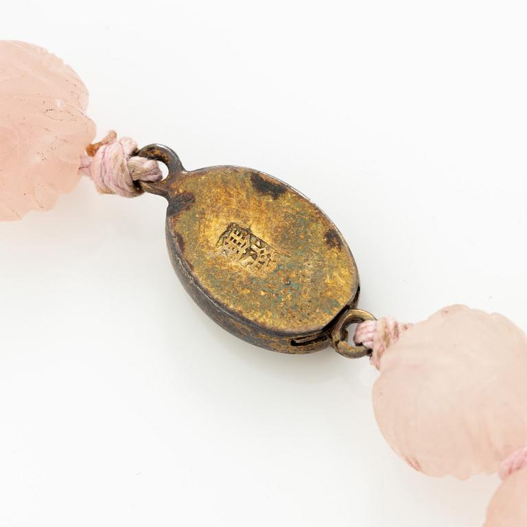 Collier, med skuren rosenkvarts och lås silver, Asien.