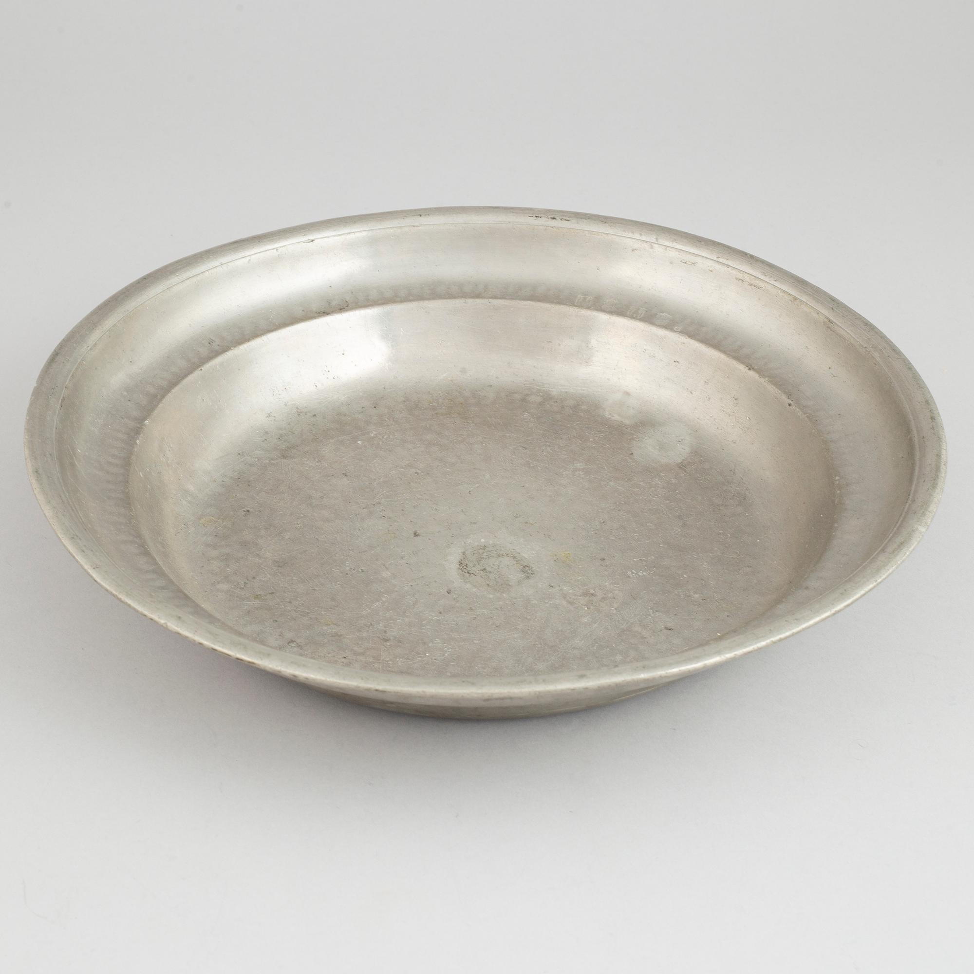 A Swedish pewter dish, mark of Bengt Ståhlström, Kalmar 1742.