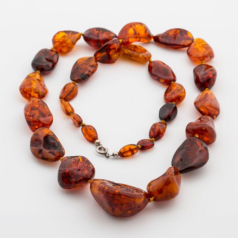 HALSBAND, bärnsten, doserat, ca 78 cm.