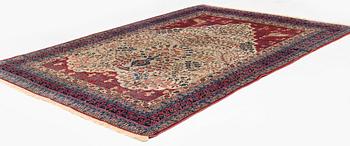 An antique Tabriz carpet, ca 333 x 223 cm.