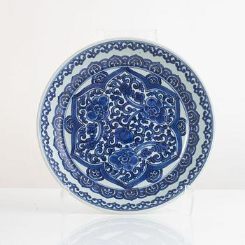 A Chinese blue and white porcelain dish, Qing dynasty, Kangxi (1662-1722).