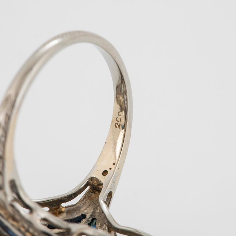 Ring 18K vitguld med gammalslipade diamanter total vikt ca 1.30 ct samt safirer, sannolikt syntetiska.