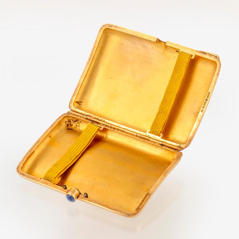 A 18 carat gold cigarette case from G Dahlgren & Co, Malmö 1912.
