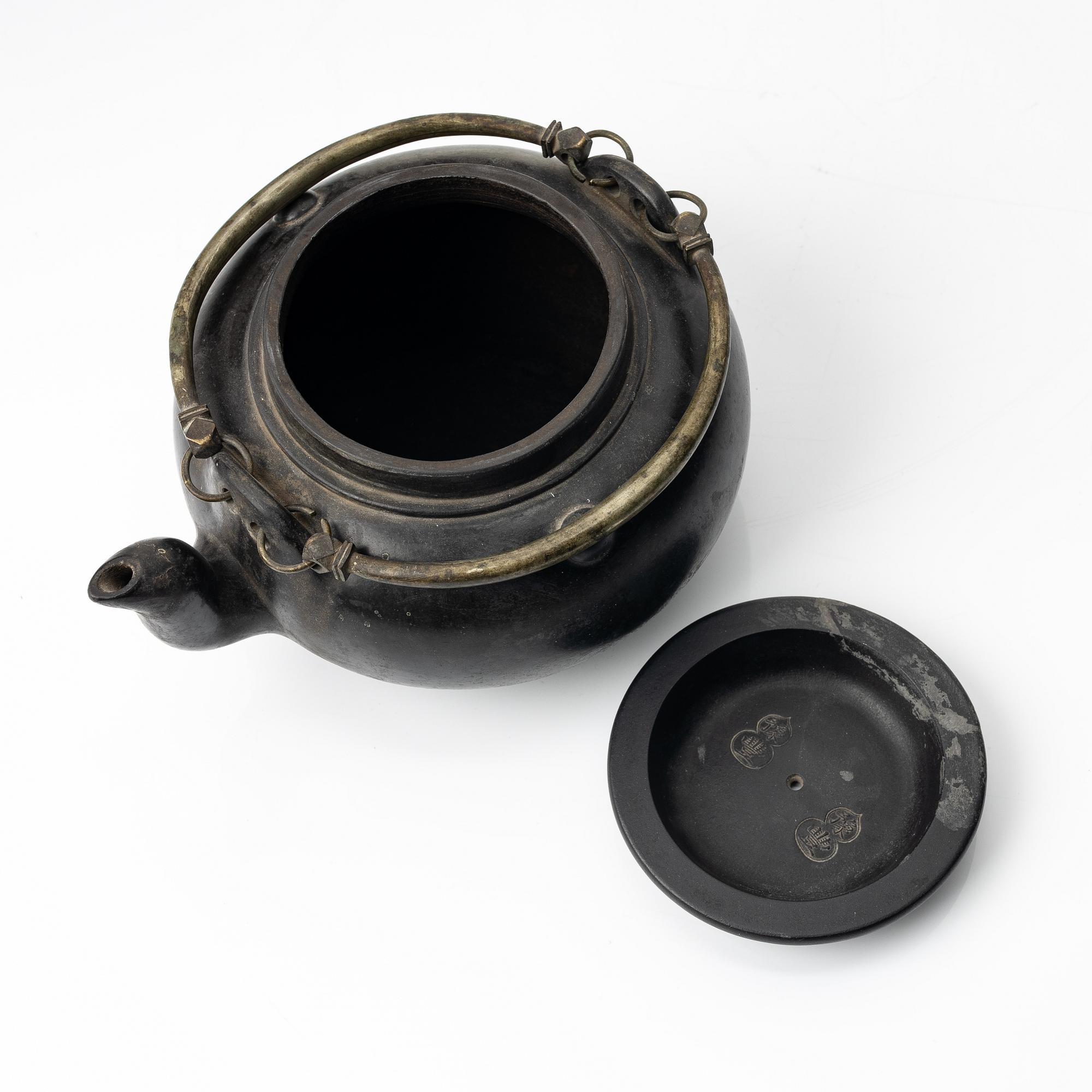 A dark yixing teapot, late Qing dynasty / early 20th century.