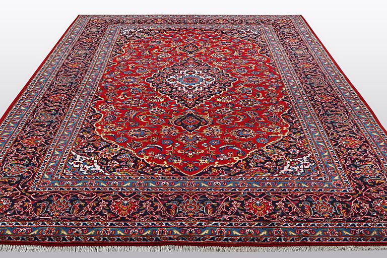 A carpet, Kashan, ca 370 x 267 cm.