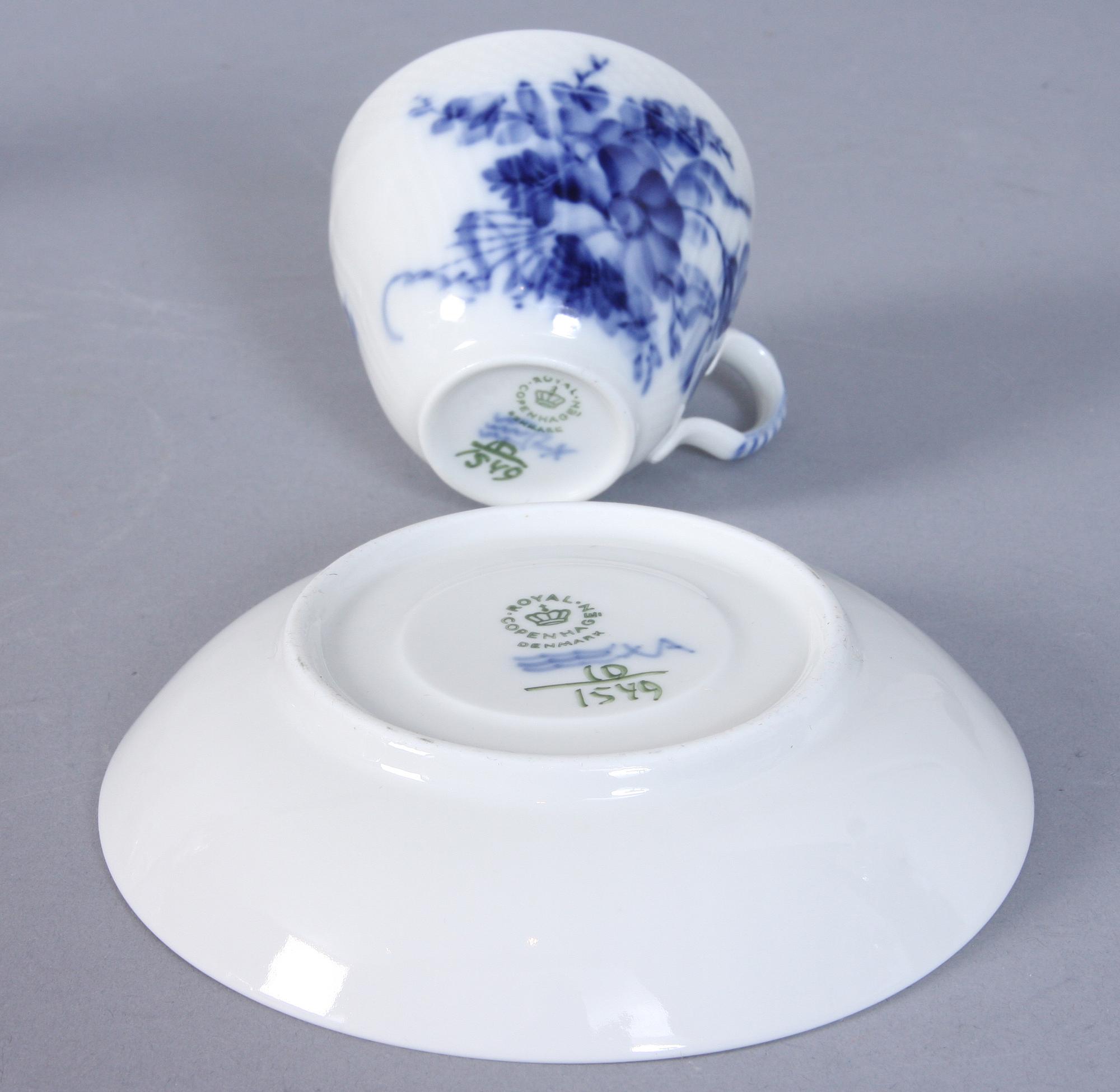 KAFFESERVISDELAR, 28 st, porslin, "Blå blomst", Kongl Dansk, 1900-talets andra hälft.