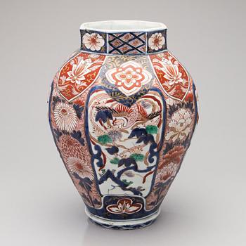 An Imari porcelain urn, from around the turn of the 20th century Japan.