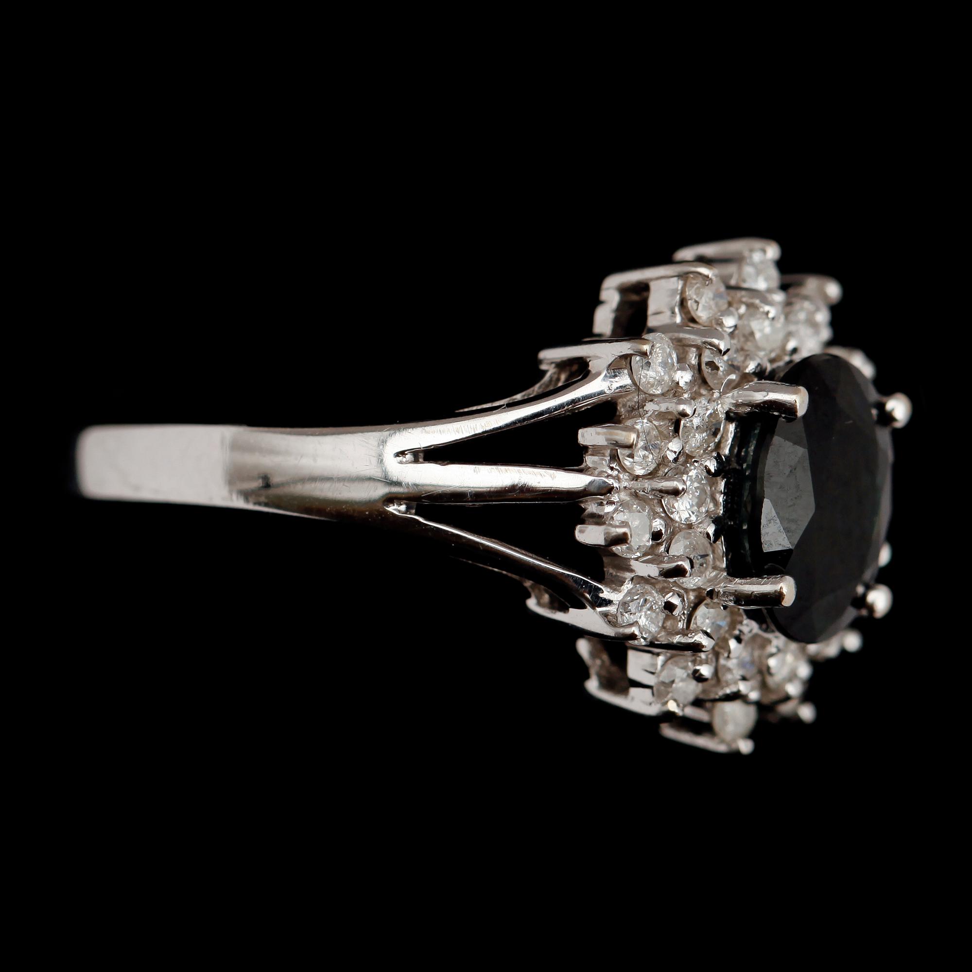 RING, 14 k vitguld, med safir och briljanter.