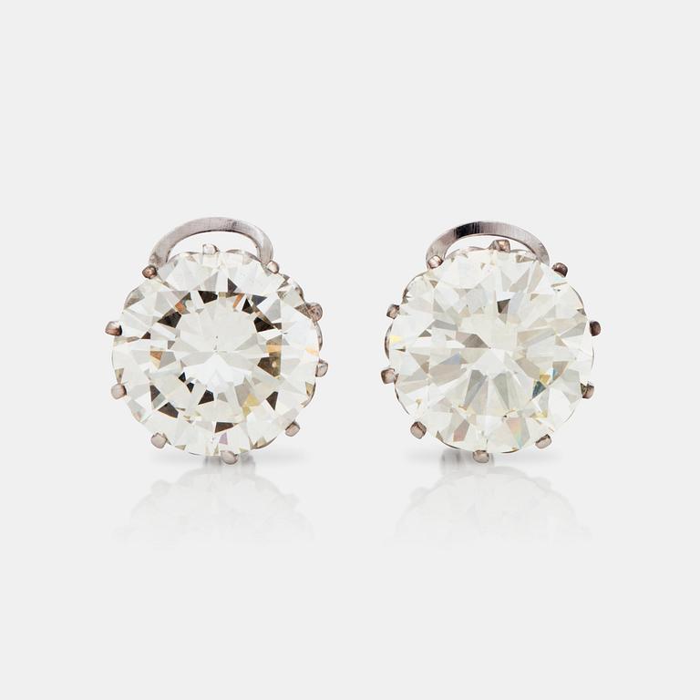 A pair of solitaire diamond earrings of 7.15 and 7.09 ct.