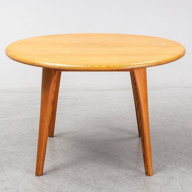 A Swedish 1960s pinewood round sofa table, design CARL MALMSTEN.