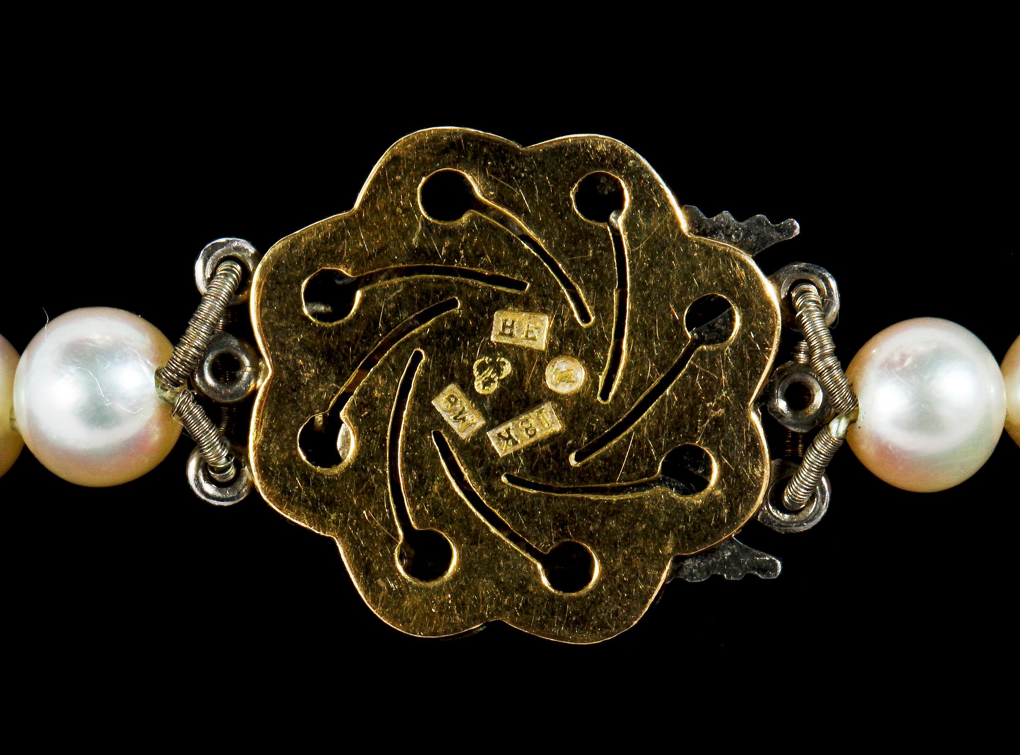 COLLIER, odlade pärlor 3,5 - 6 mm, LÅS i 18k vitguld med grön sten och åtta fasettslipade stenar.