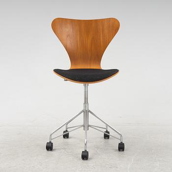 Arne Jacobsen, a 'Series 7' swivel chair from Fritz Hansen, Denmark 1994.