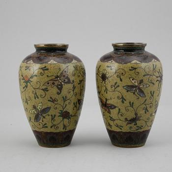 A pair of Japanese cloisonné vases, Meiji period (1868-1912).