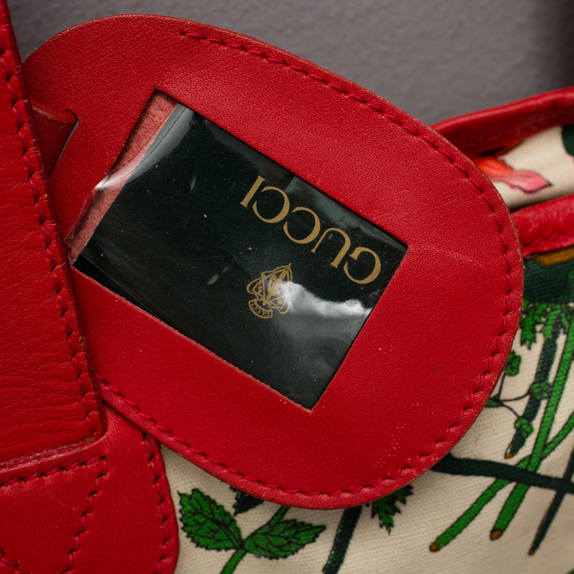 GUCCI, a 'Flora' garment bag.