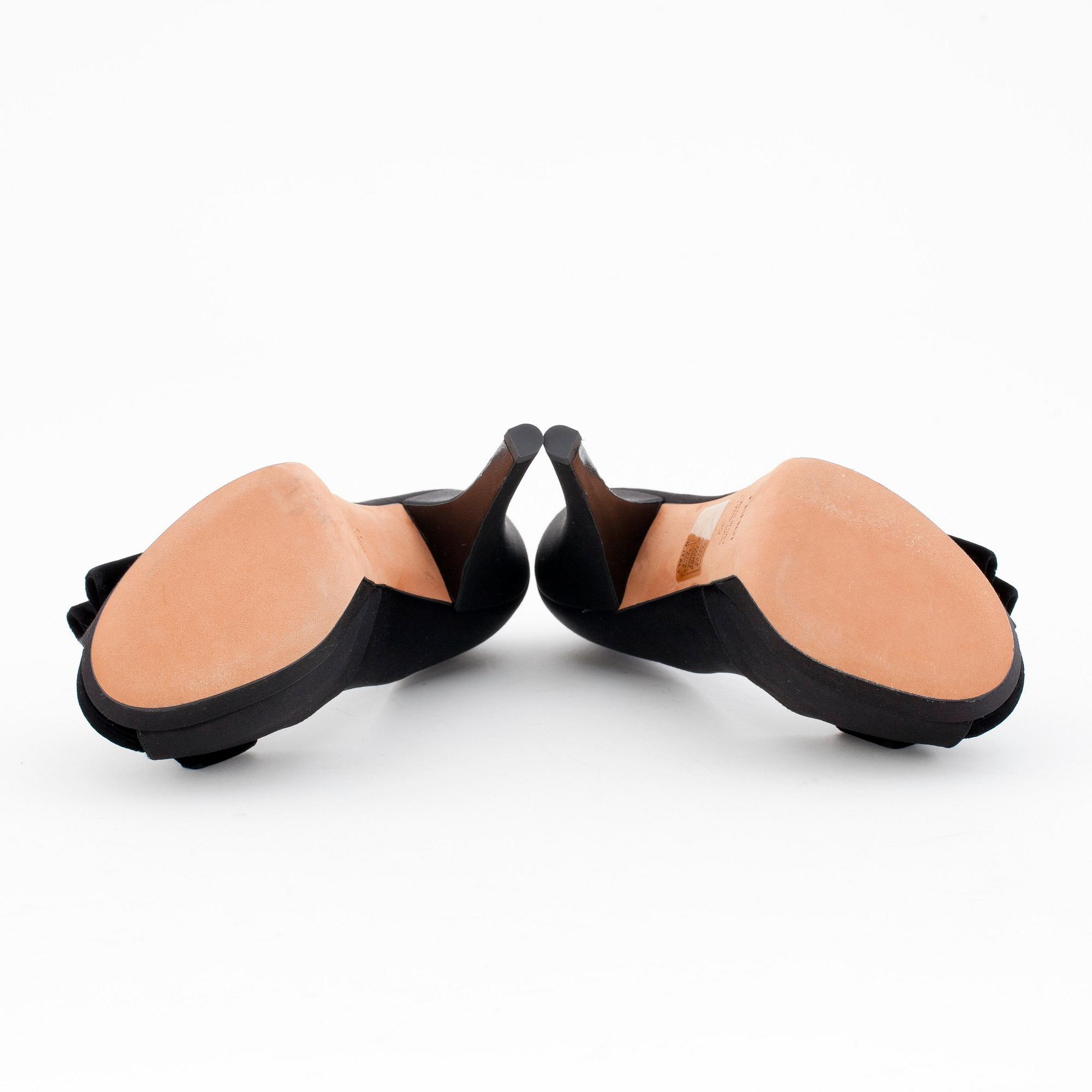 FENDI, ett par pumps.