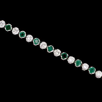 ARMBAND, sk Rivière, 14 k vitguld, 21 briljantslipade diamanter tot ca 2.52 ct och smaragder. Vikt ca 13 g.