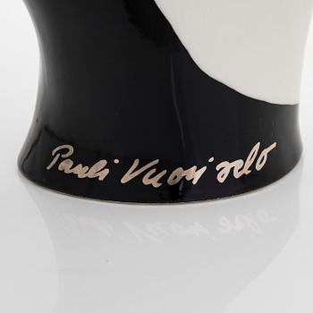 Pauli Vuorisalo, veistos, posliinia, signeerattu PV, 7/-90 Arabia Finland.
