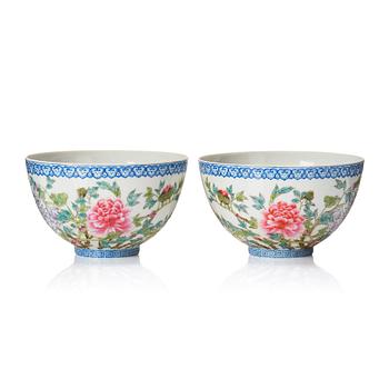 1309. A pair of Chinese bowls, 20th Century.