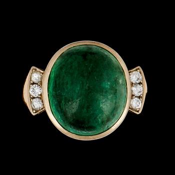 154. A emerald and brilliant-cut diamond ring.