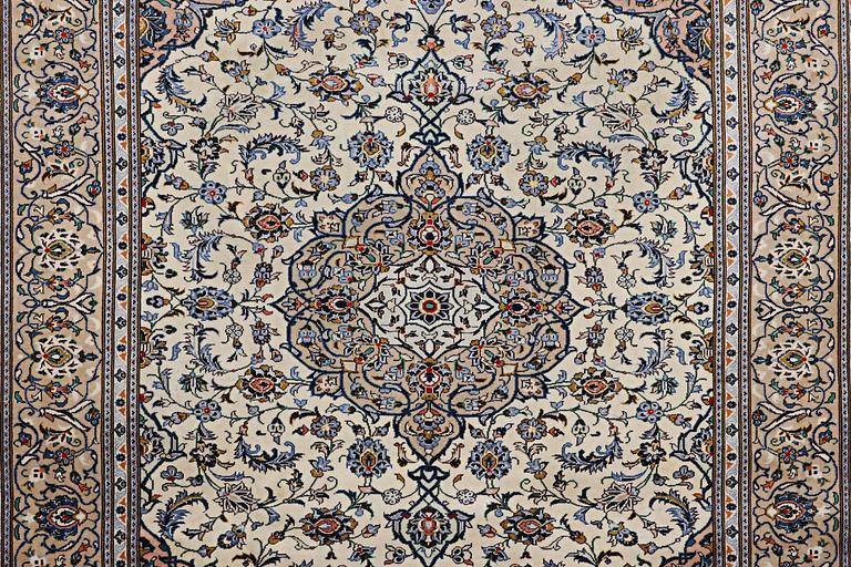 A carpet, Kashan, ca 326 x 257 cm.