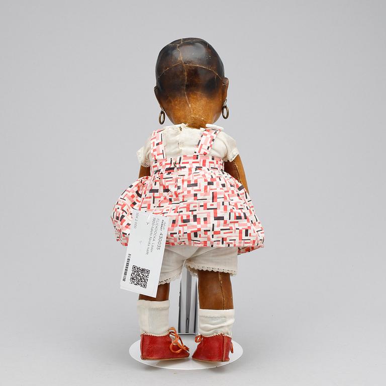 FLICKDOCKA. Läder. 1900-talets första hälft.