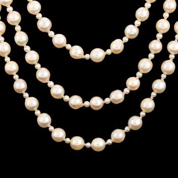 A necklace of baroque-shaped, cultured pearls with a clasp in 18K white gold decorated with diamonds and sapphires.