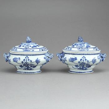 SMÖRTERRINER, ett par, porslin, Kina, Qingdynastin, (1736-1795).