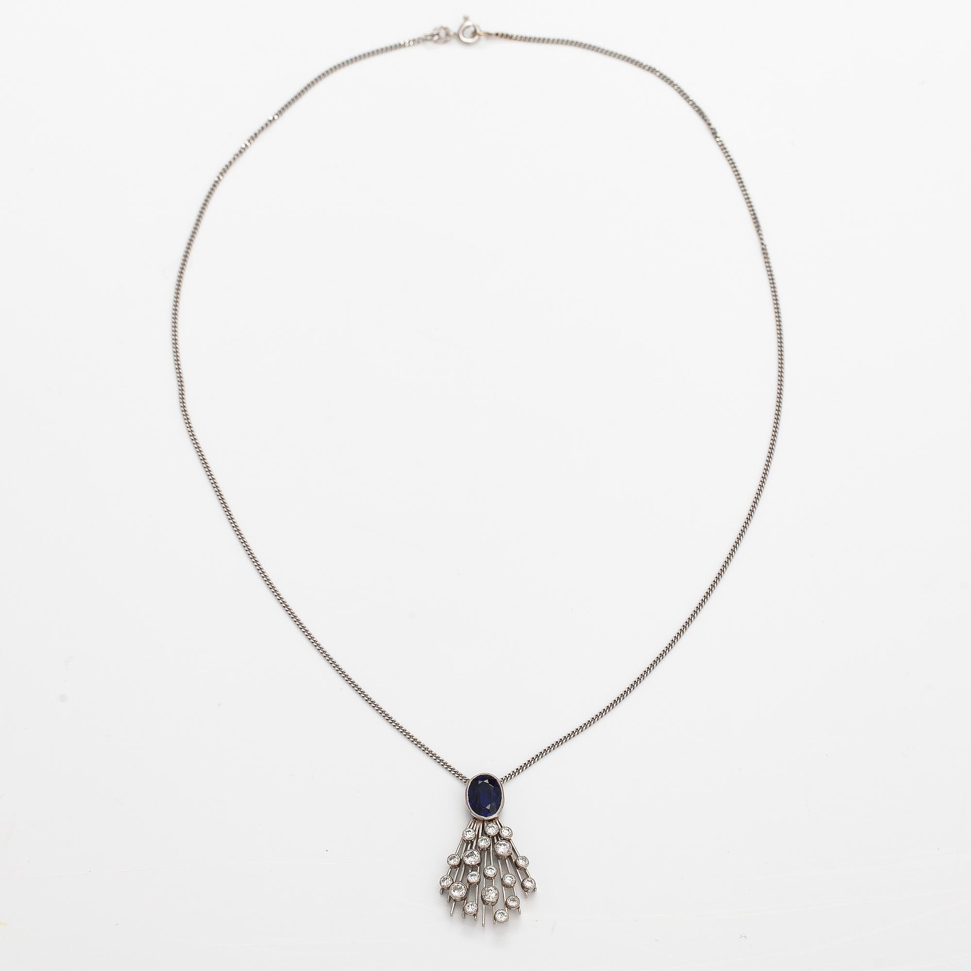 Halsband, Platina, 14k guld, syntetisk safir och diamanter ca 1.10 ct tot.