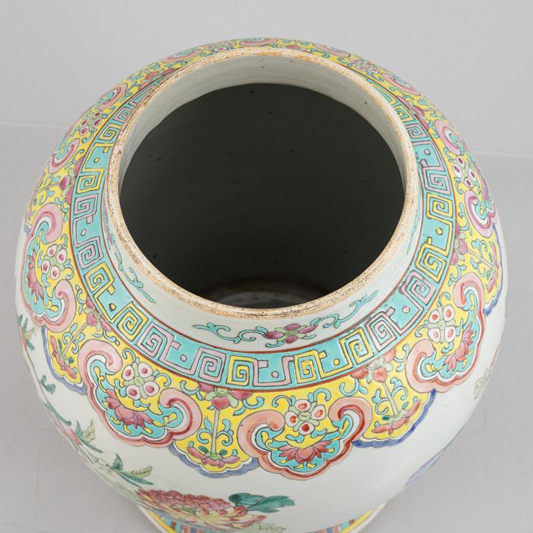 A famille rose 'rooster' jar with cover, Qing dynasty, circa 1900.