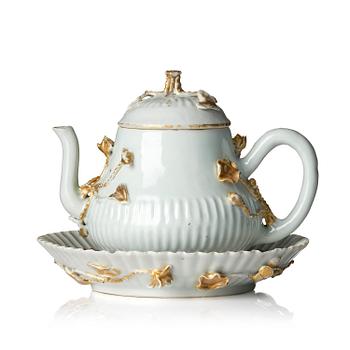 1276. A tea pot with cover and stand, Qing dynasty, 18th century.