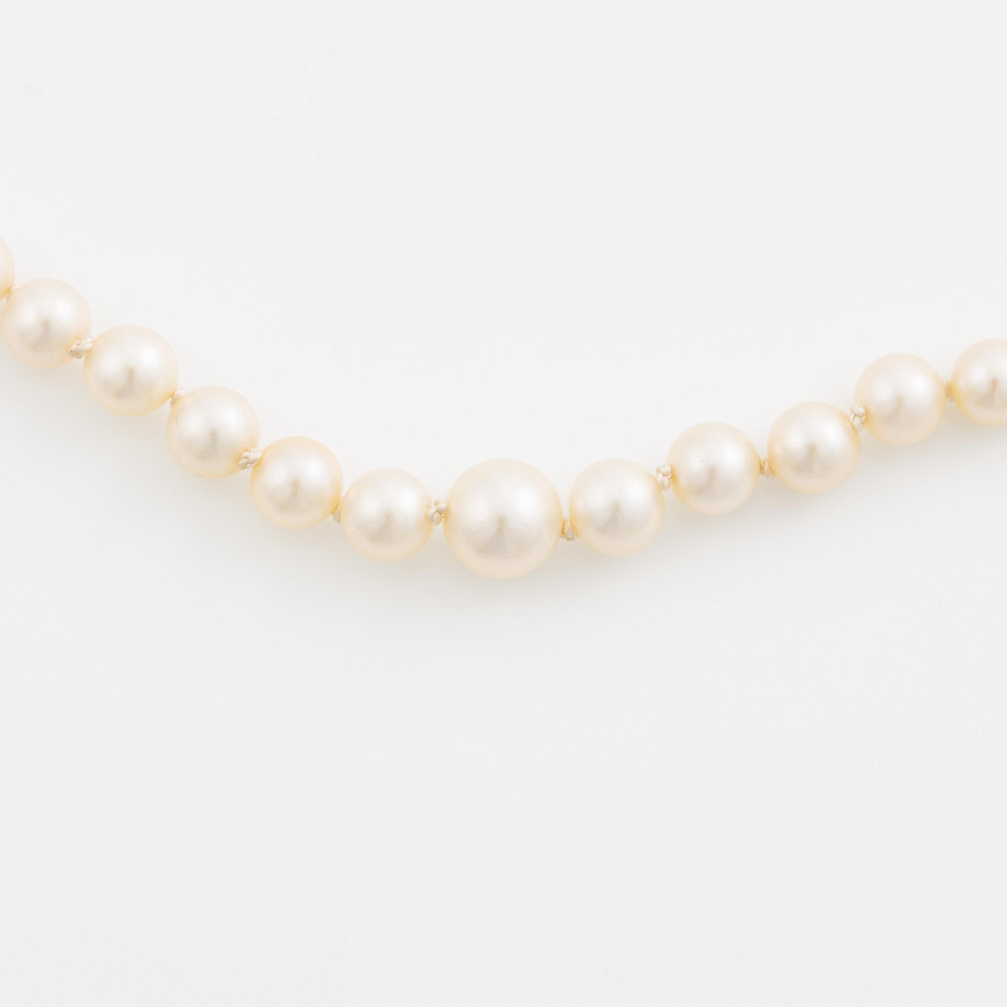 Pearl necklace with graduated cultured pearls, with a clasp of silver set with marcasites.
