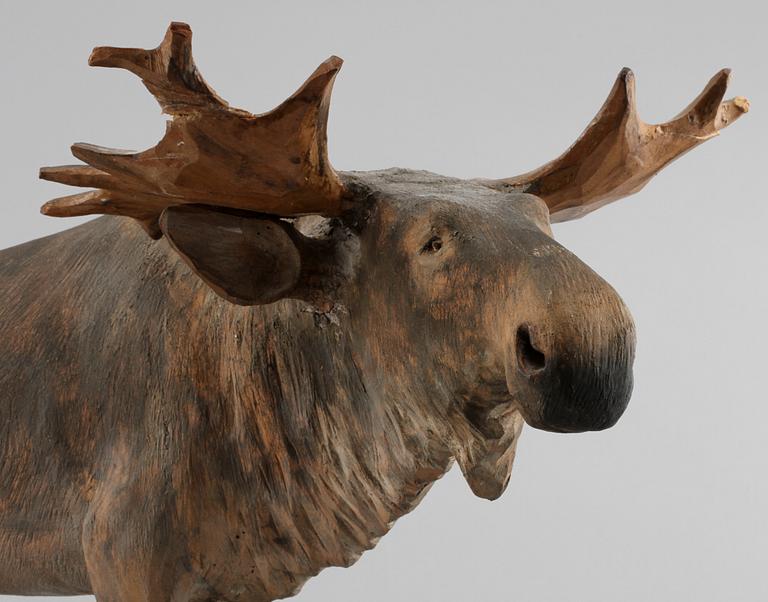 Skulptur, trä, "7-årig älgoxe", Lars skoglund, daterad 1929.