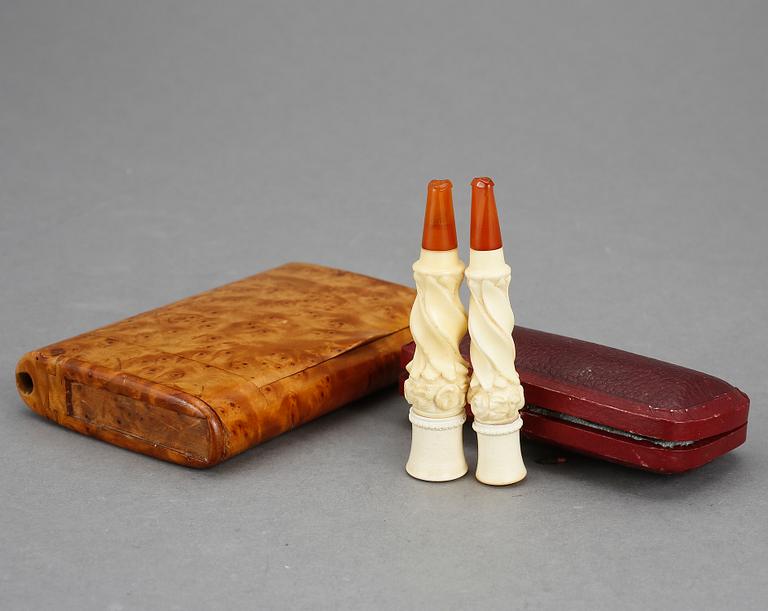 CIGARETTETUI samt -MUNSTYCKEN, 2 st, bl.a masurbjörk, 1900-talets första hälft.