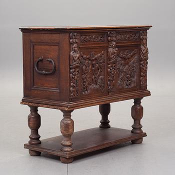 KISTA PÅ BENSTÄLLNING, barockstil. 1800/1900-tal.