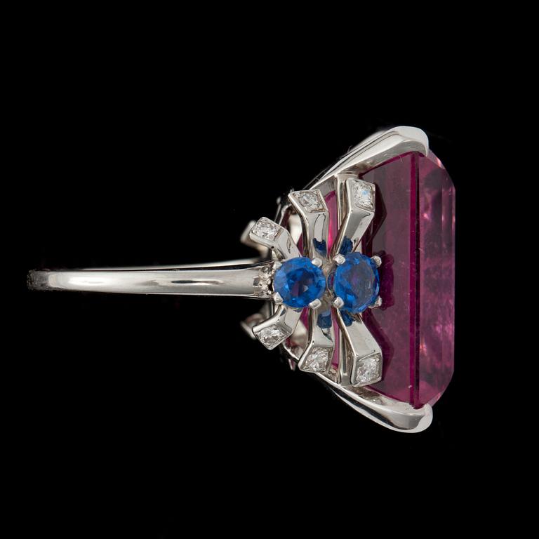 A 24.00 cts pink tourmaline, 0.50 ct sapphire and 0.30 ct diamond ring.