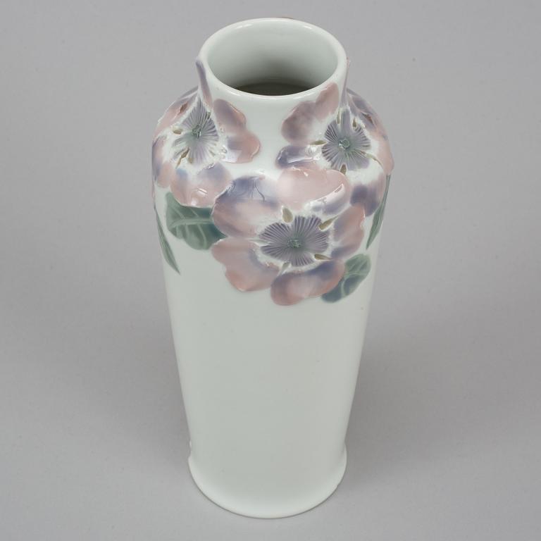 MELA ANDERBERG, porcelaine vase, first half of the 20th century.