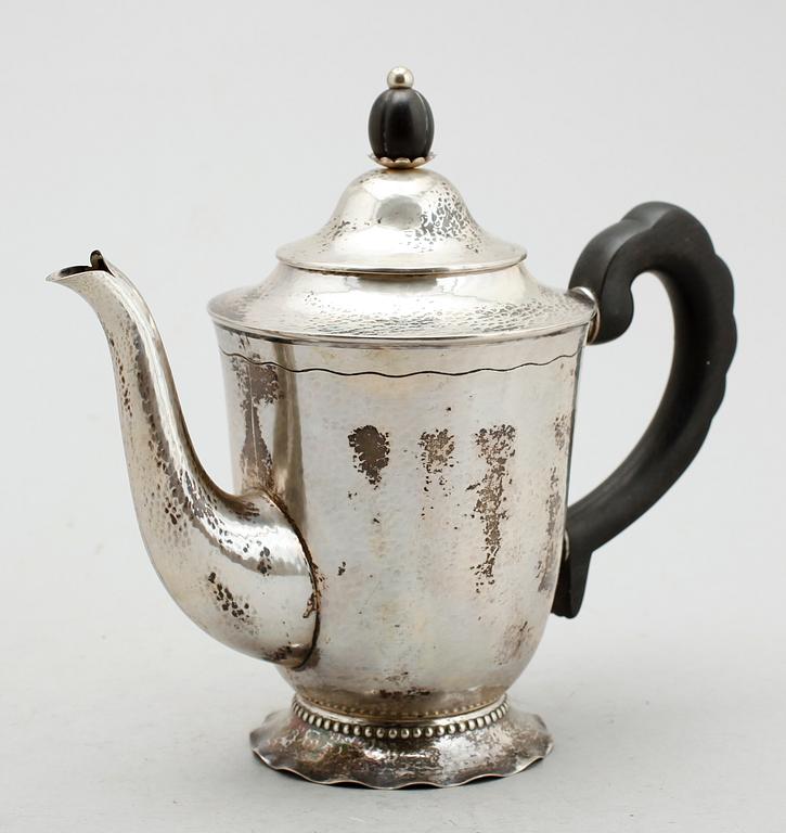 KAFFEKANNA, silver, CG Hallberg, Stockholm 1927. Vikt ca 495 g.