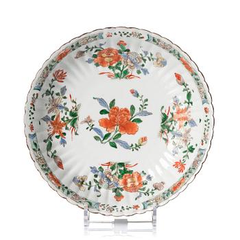 1013. Fat, porslin. Qingdynastin, Kangxi (1662-1722).