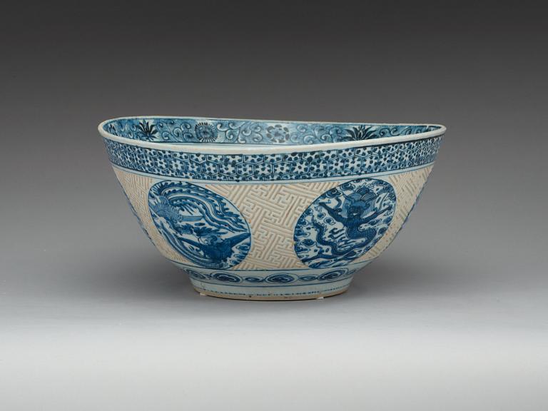 A large blue and white Ling Ling bowl, Ming dynasty (1572-1620).