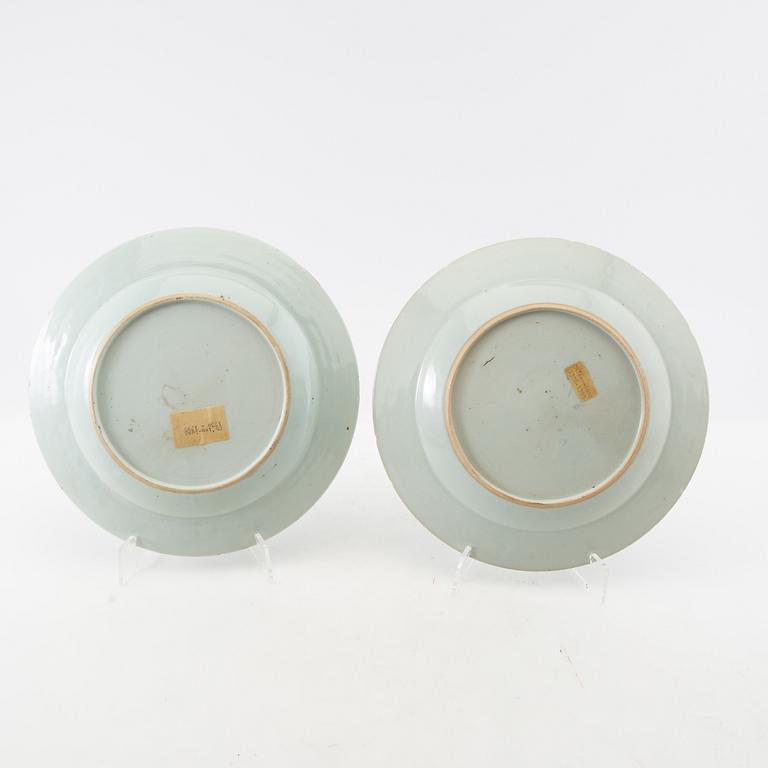 A matched set of four blue and white dinner plates, Qing dynasty, Qianlong (1736-95).