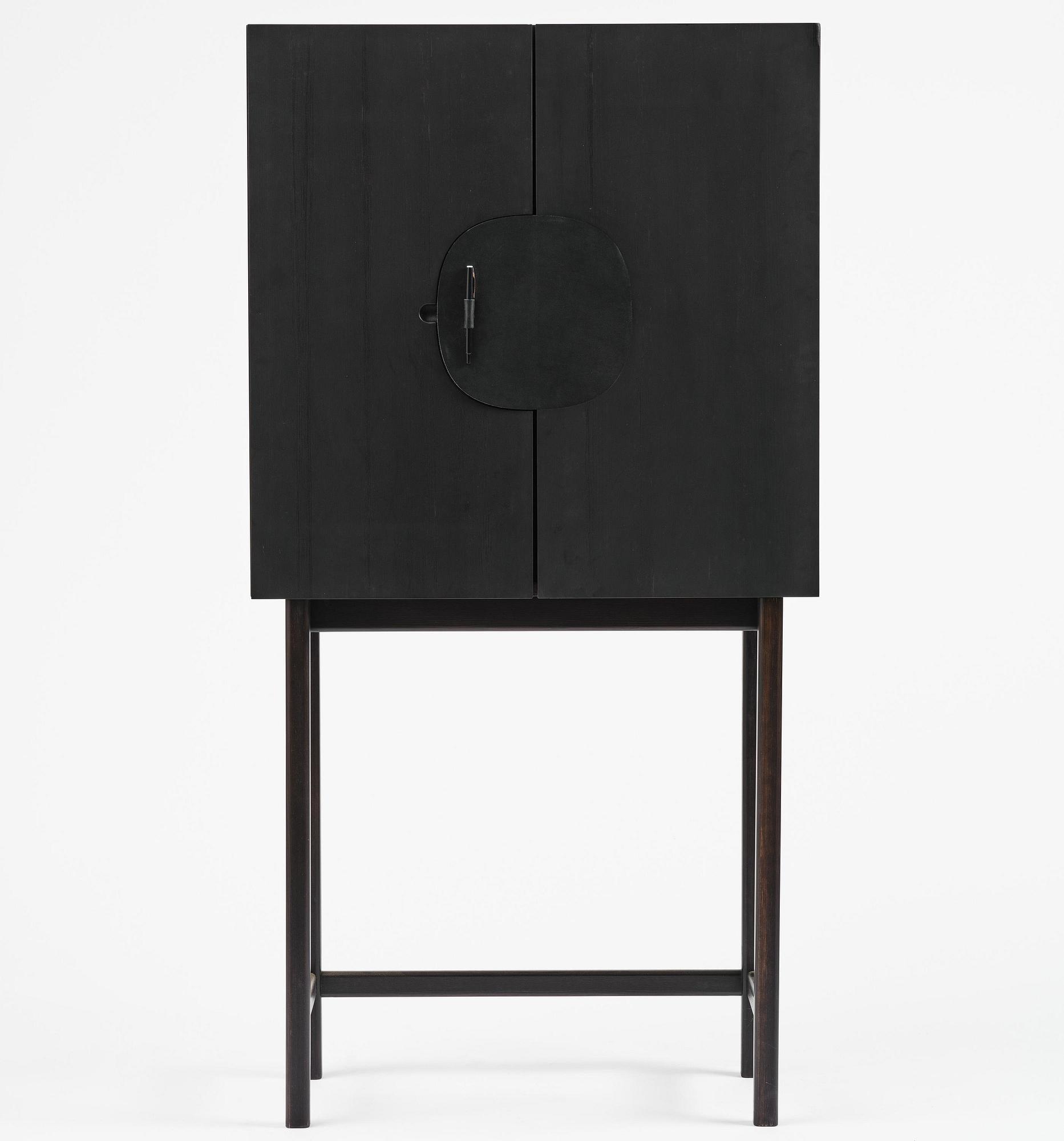 Mathieu Gustafsson, skåp, prototyp, "Tecknaren", utfört av snickarmästarna Markus Karlbom & Hannu Hietamäki, Burhult, 2024.