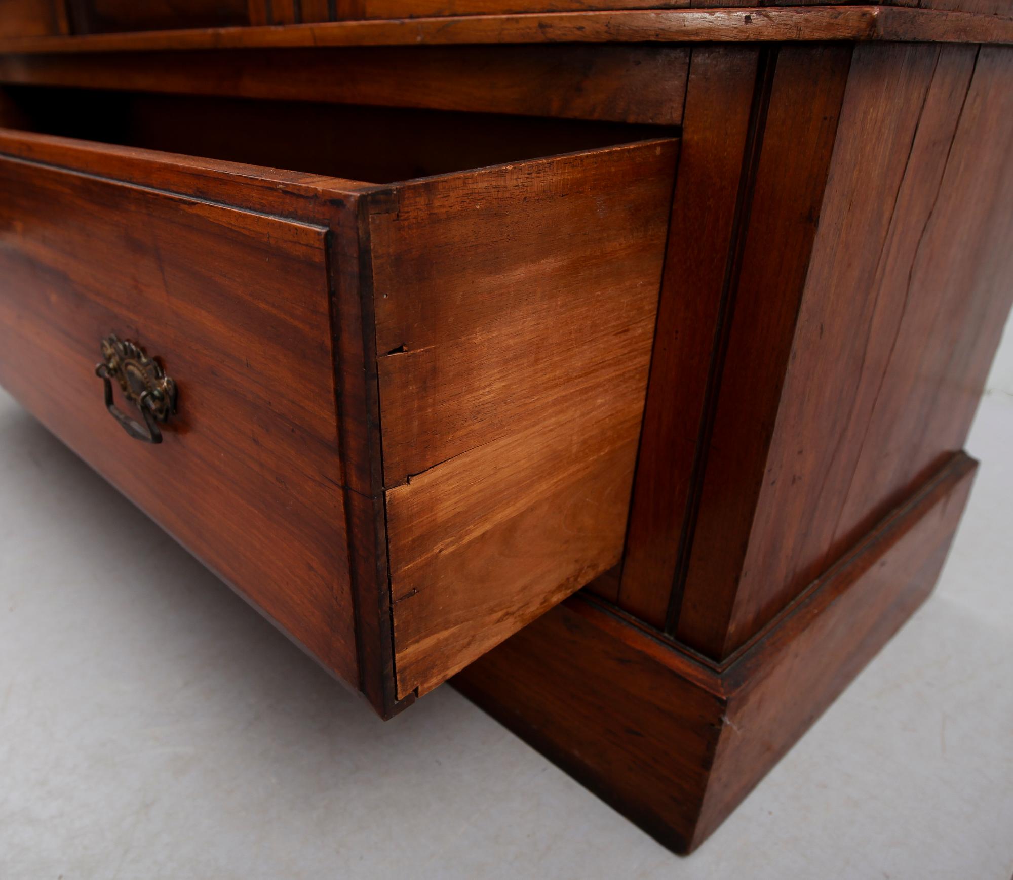 KLÄDSKÅP, England, 1900-talets första hälft.