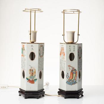 Perukstockar/bordslampor, ett par, porslin, Kina, sen Qingdynati.