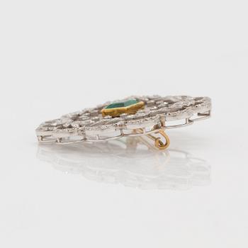A circa 2.00 ct emerald and rose-, old- and single-cut diamond brooch. Belle Epoque.