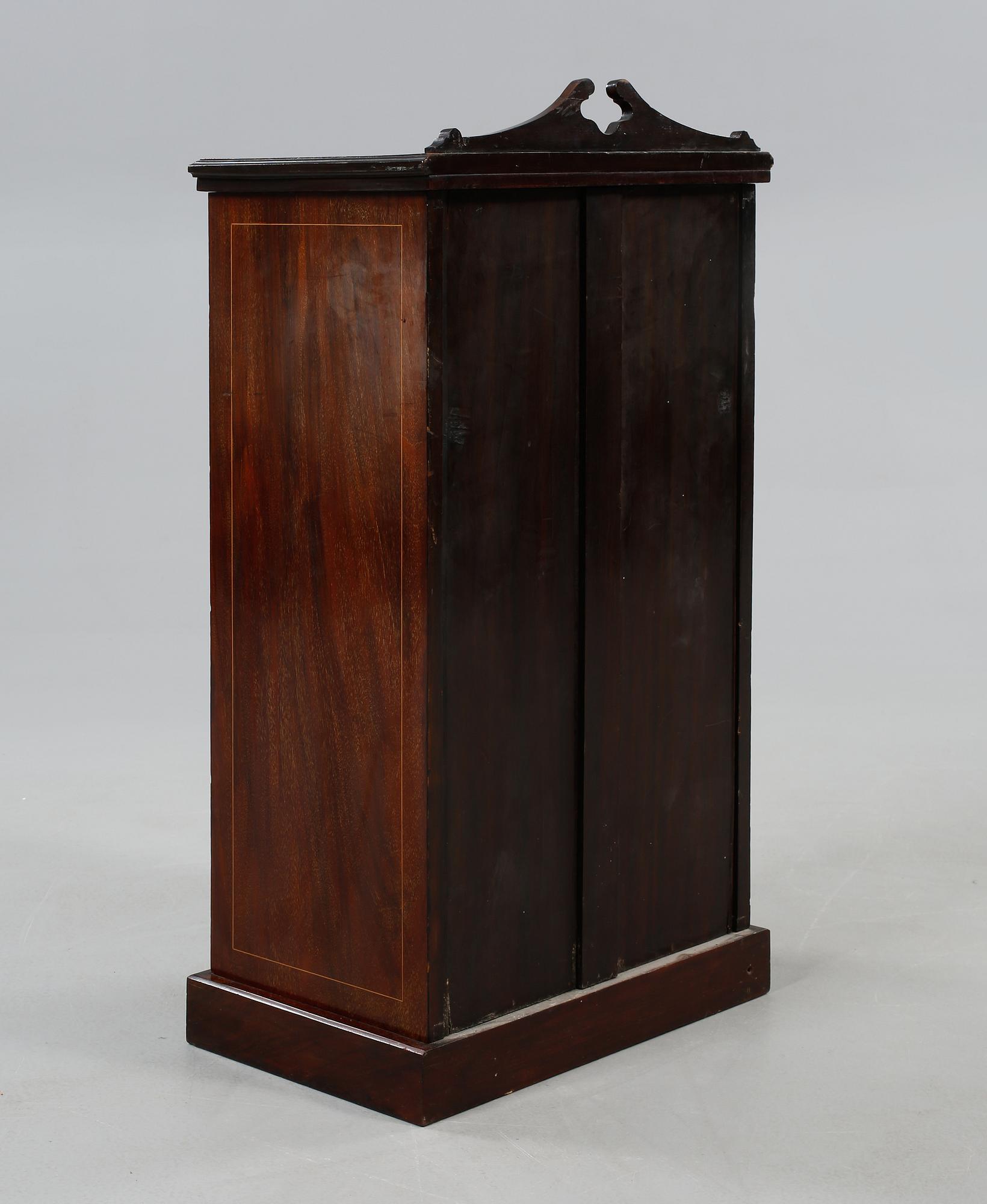 VITRINSKÅP, omkring sekelskiftet 1900.