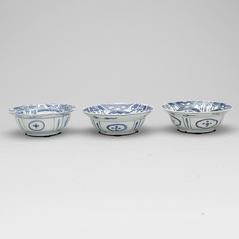 BÄRTALLRIKAR, 3 st. Porslin. Ming dynastin, Wanli (1572-1620).