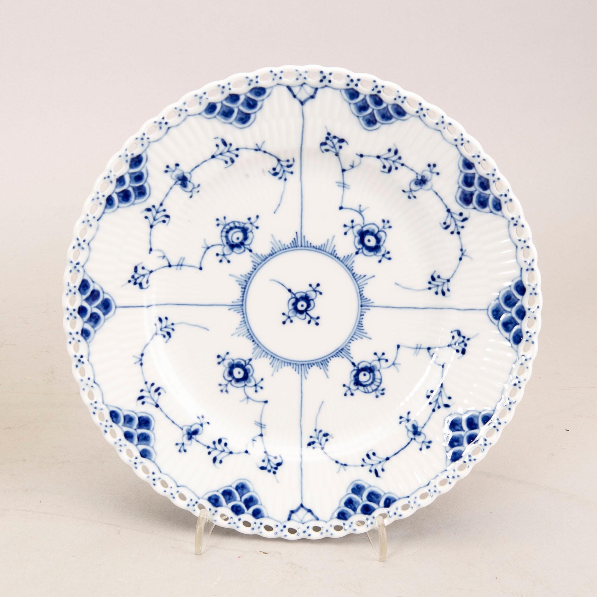 A 44 pcs Royal Copenhagen "Musselmalet" dinner service, Denmark, later part of the 20th century.