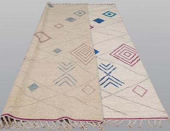 An oriental carpet, ca 325 x 218 cm.